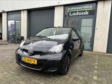 Toyota Aygo 1.0 12V Vvt-i 5DRS 2007 Zwart Airco NWAPK beschikbaar voor biedingen