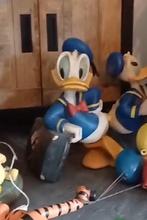 Donald duck met koffer beeld Disney, Verzamelen, Ophalen, Donald Duck, Zo goed als nieuw, Beeldje of Figuurtje