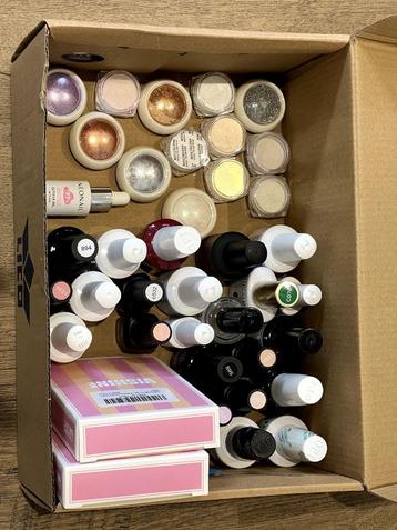 GEL COLOURS & NAIL ART POWDERS beschikbaar voor biedingen