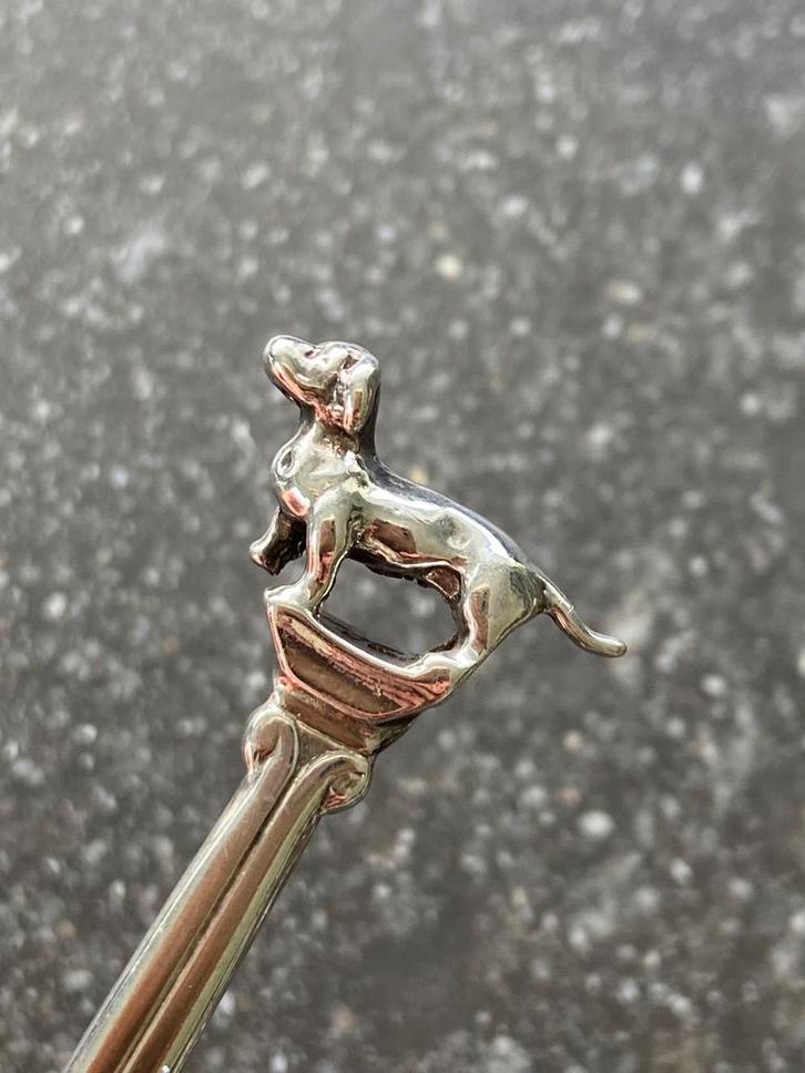 Verzilverde theelepeltje met teckel hond D.E. 90 nieuw 3D, Antiek en Kunst, Antiek | Bestek, Ophalen of Verzenden