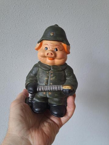 Varken van keramiek als brandweerman spaarpot 11x8.5x18cm beschikbaar voor biedingen
