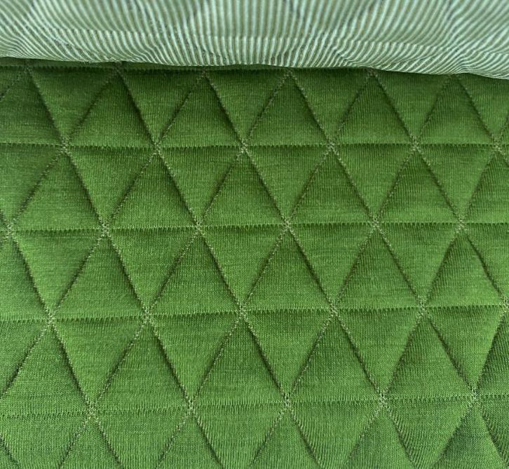 Kvadrat Febrik Triangle 447; groen; 3,9 meter meubelstof, Hobby en Vrije tijd, Stoffen en Lappen, Nieuw, Wol, 30 tot 120 cm, 200 cm of meer