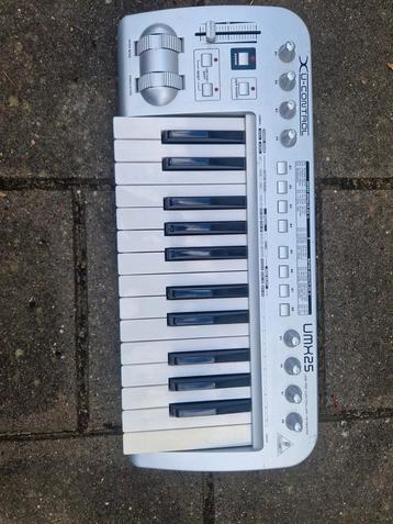 Behringer UMX25 MIDI Keyboard (gratis) beschikbaar voor biedingen