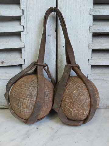 Set oude petanque / jeu de boules ballen in lederen houder beschikbaar voor biedingen