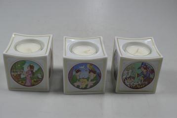 3 Prachtige kandelaars met sprookje decor van porselein beschikbaar voor biedingen