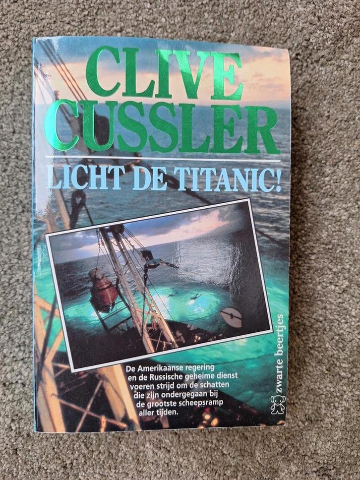 Licht de Titanic! - van Clive Cussler, Boeken, Thrillers, Gelezen, Ophalen of Verzenden