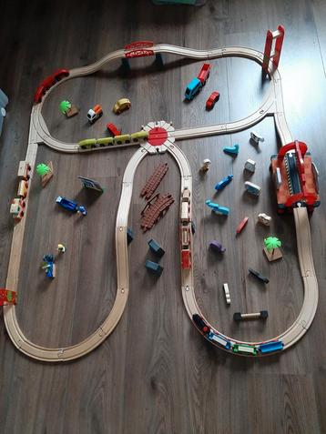 Houten treinbaan super groot met zelf rijdend treintje beschikbaar voor biedingen
