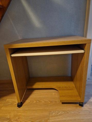 Bureau met uitschuifbaar blad beschikbaar voor biedingen