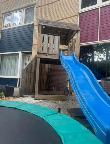 Speelhuisje met glijbaan beschikbaar voor biedingen