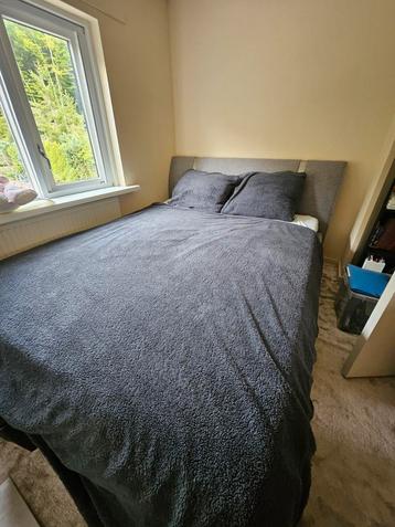 Tweepersoonsbed met electrische verstelbare lattenbodems beschikbaar voor biedingen