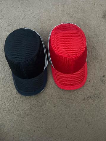 Set van 2 Petten - Rood & Zwart beschikbaar voor biedingen