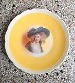 Antiek oud bord met Victoriaanse afbeelding. Gemerkt., Antiek en Kunst, Antiek | Servies los, Ophalen of Verzenden