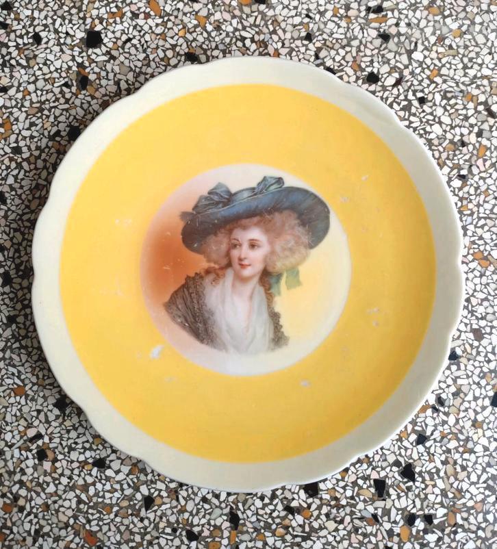 Antiek oud bord met Victoriaanse afbeelding. Gemerkt., Antiek en Kunst, Antiek | Servies los, Ophalen of Verzenden