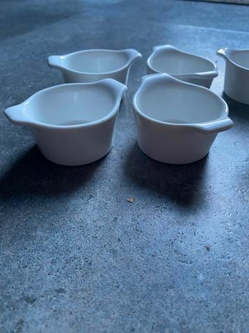 Set van 6 kleine witte sauskommetjes beschikbaar voor biedingen