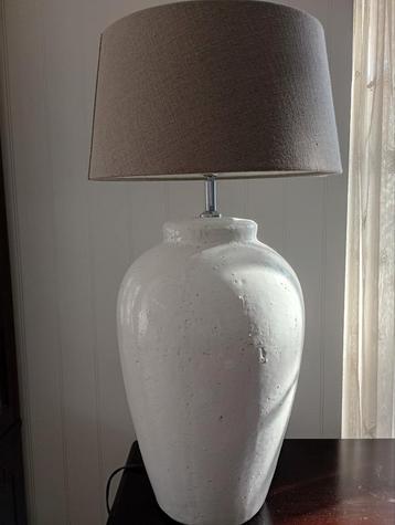 Grote aardewerk lamp beschikbaar voor biedingen