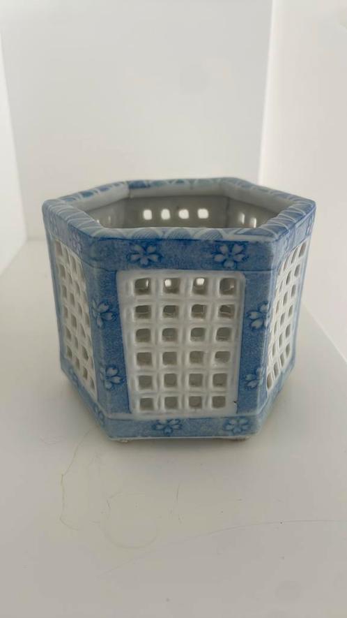 Japan Meiji  Porselein Blauw Wit Decor Opengewerkt, Antiek en Kunst, Antiek | Vazen, Ophalen of Verzenden