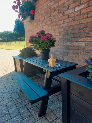 2 bloembakken met eventueel picknicktafel er bij beschikbaar voor biedingen