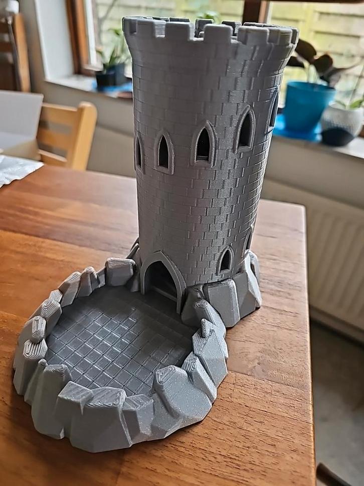 Dice tower dobbelsteentoren voor D&D of bordspellen, Hobby en Vrije tijd, Gezelschapsspellen | Bordspellen, Zo goed als nieuw
