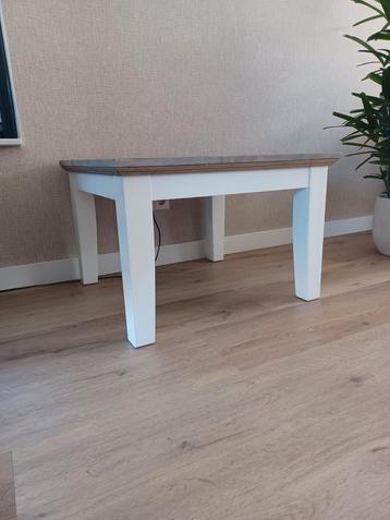 Mooie bijzettafel  beschikbaar voor biedingen