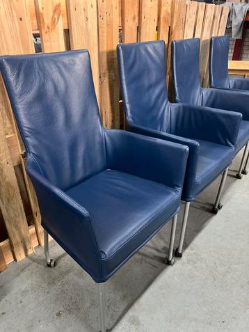Set van 4 blauwe leren armstoelen op wieltjes beschikbaar voor biedingen
