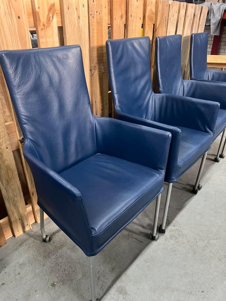 Set van 4 blauwe leren armstoelen op wieltjes, Huis en Inrichting, Stoelen, Zo goed als nieuw, Vier, Leer, Blauw, Ophalen of Verzenden