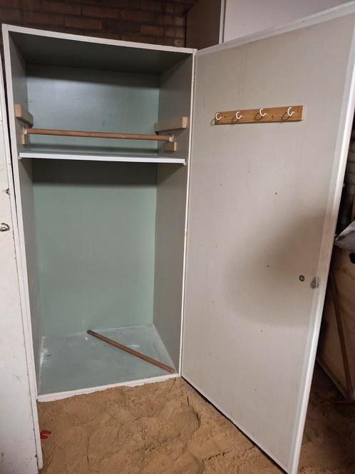 Kast schuur stevig! Gratis eventueel brengen in Nunspeet!, Huis en Inrichting, Kasten | Roldeurkasten en Archiefkasten, Zo goed als nieuw