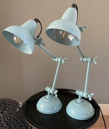 Twee lampjes voor bureau/nachtkastje, mooi ijsblauwe kleur beschikbaar voor biedingen
