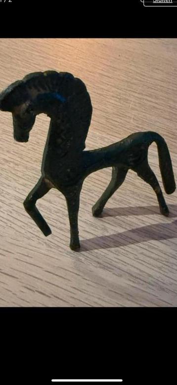 Antiek bronzen paard beeldje beschikbaar voor biedingen