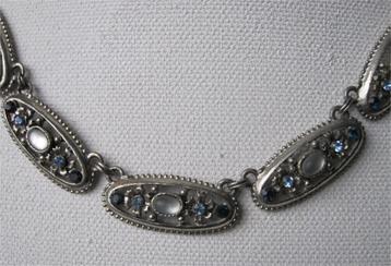 Halsketting, zilverkleur met witte en blauwe strass beschikbaar voor biedingen