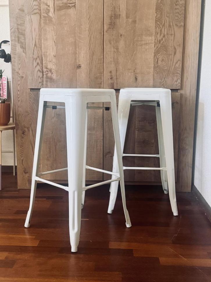2 Tolix-stijl krukken – Wit – Zeer goed onderhouden, Huis en Inrichting, Barkrukken, Zo goed als nieuw, 60 tot 90 cm, Metaal, 2 krukken