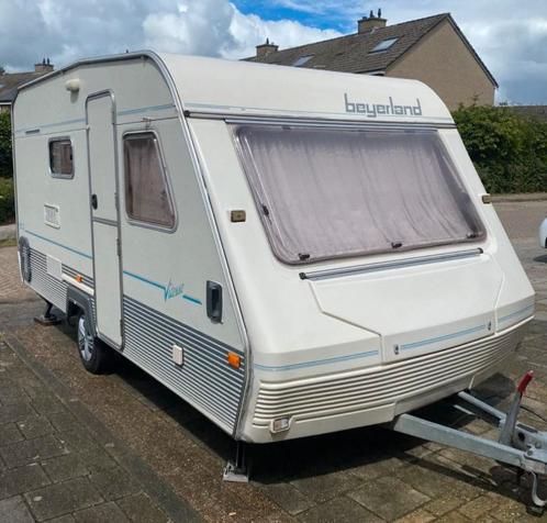 Beyerland Vitesse 430d, Caravans en Kamperen, Caravans, Particulier, tot en met 4, 1000 - 1250 kg, Treinzit, Beyerland, Omvormbare zithoek