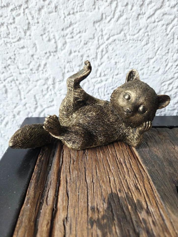 Handbewerkt Liggend Wasbeer Beeld – Antiek Goud&Uniek Design, Verzamelen, Beelden en Beeldjes, Nieuw, Dier, Ophalen of Verzenden