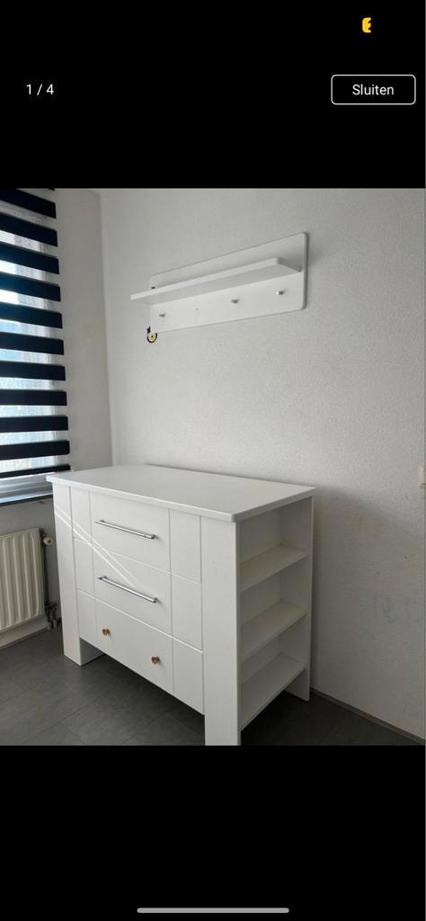 Witte Commode, Wandplank & Kledingkast en wieg, Kinderen en Baby's, Kinderkamer | Commodes en Kasten, Zo goed als nieuw, Commode