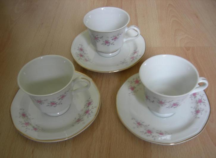 3 Kop en schotels met roosjes motief., Huis en Inrichting, Keuken | Servies, Zo goed als nieuw, Kop(pen) en/of Schotel(s), Ophalen of Verzenden