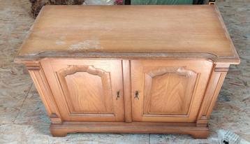 Houten dressoir  beschikbaar voor biedingen