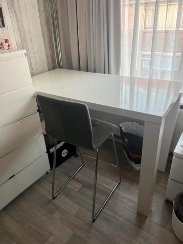 Hoog bureau IKEA + bureaustoel/barkruk