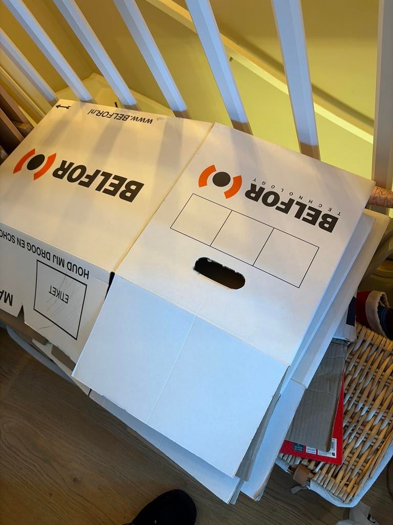 5 Verhuisdozen - 4 nette, 1 gehavend, Ophalen, Gebruikt, Kunststof, Minder dan 50 cm