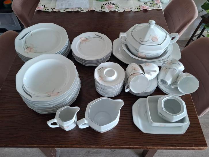 Compleet wit servies met zalmkleurige accenten, Huis en Inrichting, Keuken | Servies, Gebruikt, Compleet servies, Effen, Porselein