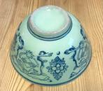 Chinese celadon kom met blauwe decoratie, Antiek en Kunst, Antiek | Porselein, Ophalen of Verzenden