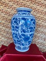 GROTE CHINESE BLAUW-WITTE KERAMISCHE VAAS., Blauw, Aardewerk of Porselein, Ophalen of Verzenden, Zo goed als nieuw