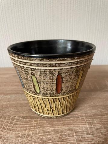 Mooi bewerkte bruine Bloempot beschikbaar voor biedingen