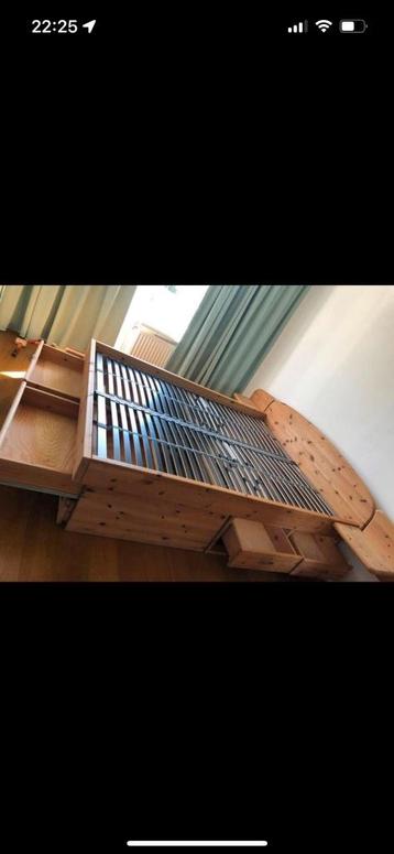 Bedframe met ladjes beschikbaar voor biedingen