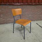 partij van 44 vintage stapelstoelen €20,- per stuk, Gebruikt, Bruin, Vier, Hout