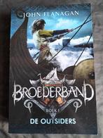 John Flanagan - Broederband 1 - De Outsiders, Boeken, Fictie, John Flanagan, Ophalen of Verzenden, Zo goed als nieuw