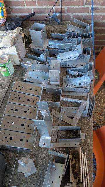 Balkdragers , raveerdragers en hoekijzers beschikbaar voor biedingen