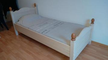 Eenpersoonsbed met lattenbodem en matras beschikbaar voor biedingen