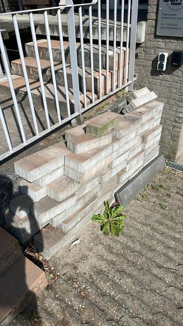 Terras tegels, gratis af te halen beschikbaar voor biedingen