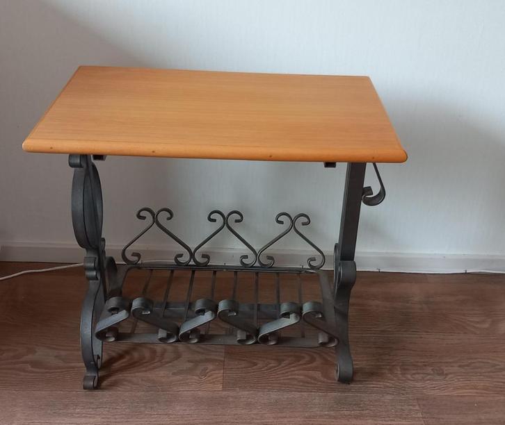 Licht eiken krantenbak  GRATIS AF TE HALEN, Huis en Inrichting, Woonaccessoires | Krantenbakken en Lectuurbakken, Gebruikt, Ophalen