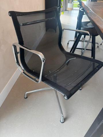 Vitra Eames EA108 beschikbaar voor biedingen