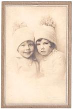 Foto op karton Twee Kinderen Kind Muts Merkelbach Amsterdam, Gebruikt, Foto, Ophalen of Verzenden, Voor 1940